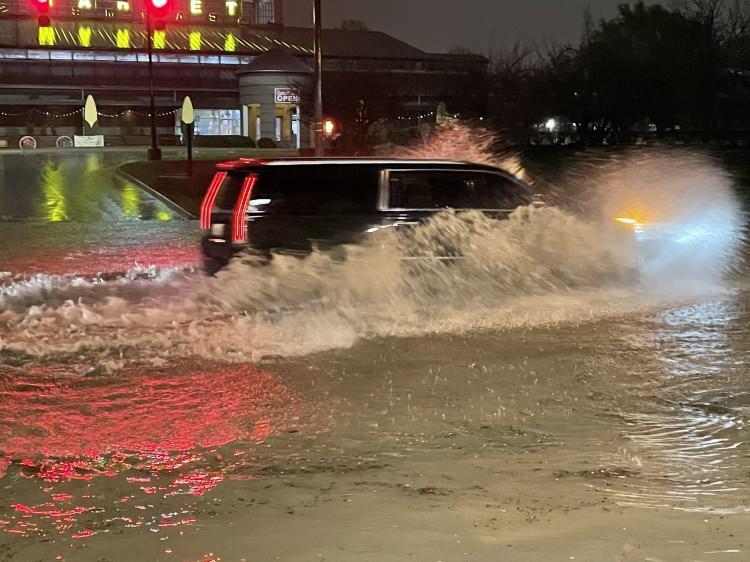 <p>Kentte etkili olan fırtına ve şiddetli yağmur nedeniyle su seviyesi yükseldi, dereler taştı. Ulusal Hava Servisi Nashville'de sel uyarısı yaptı.</p>
