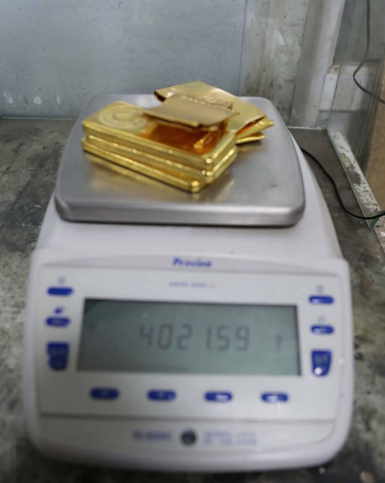 <p> Has altının bileziğe dönüşen yolculuğu sırasında her bir işlemde ağırlığın azaldığını belirten Kılıç, hedefinin net 3 kilogram bilezik yapmak olduğunu ancak işleme ve yapım sırasında 2 kilograma düştüğünü ifade etti. </p>