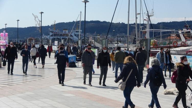 <p>Çanakkale’nin en işlek caddelerinden; Çarşı Caddesi, kordon boyu, İskele Meydanı ve Demircioğlu Caddesi’nde çok sayıda vatandaşın sokaklarda olduğu görüldü. Aynı zamanda maske ve sosyal mesafe kurallarına uymayan bazı vatandaşların, işlek caddelerde sigara içme kurallarına da riayet etmediği gözlendi.<br />
</p>
