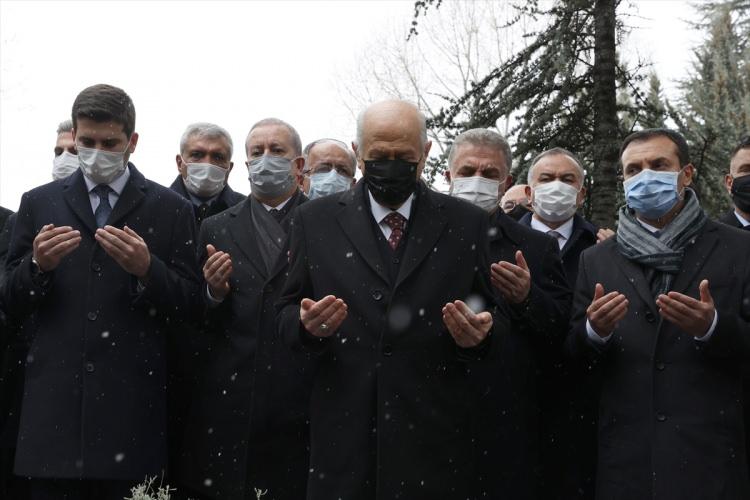 <p>Bahçeli, 13. Olağan Büyük Kurultay'da partisinin Merkez Yönetim Kurulu (MYK) ile Merkez Disiplin Kuruluna (MDK) seçilen üyeleriyle Alparslan Türkeş'in Beştepe'deki anıt mezarını ziyaret etti.</p>

<p> </p>
