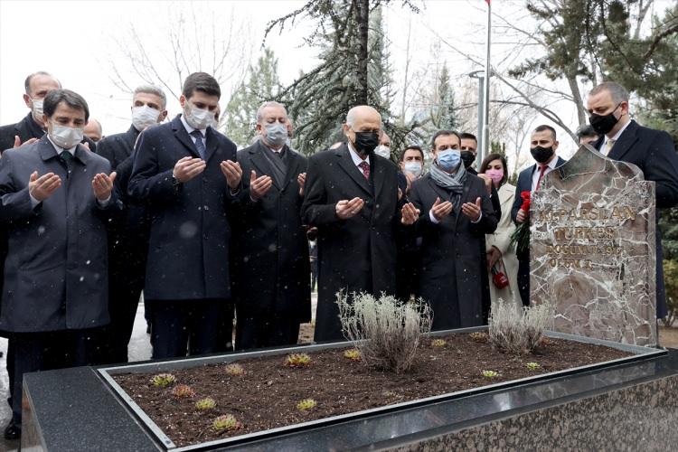 <p>Kur'an-ı Kerim okunması ve duaların edilmesinin ardından Bahçeli, kırmızı karanfiller bıraktığı mezara bakır ibrikle su döktü. </p>

<p> </p>
