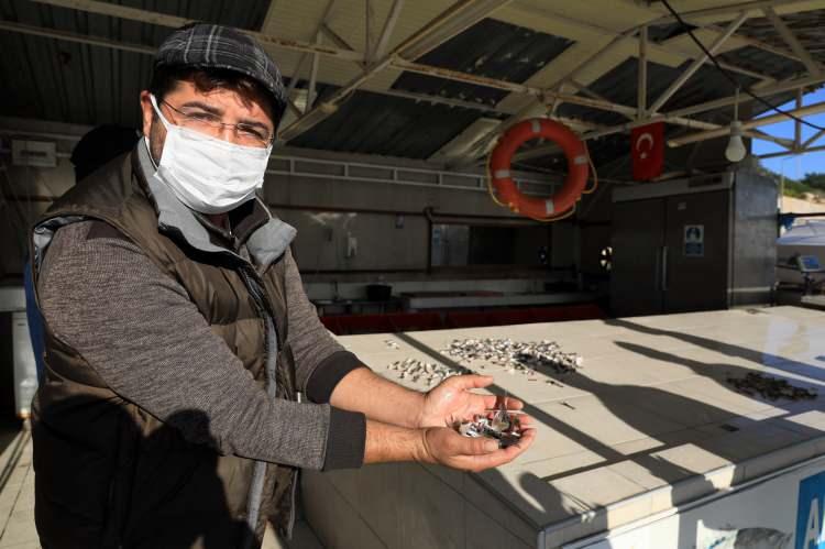 <p>Bu durumda küresel iklim değişikliğine sebep olan insanoğlunun ve insan eliyle doğanın bozulmasının sonuçları balon balığı gibi Indo-Pasifik kökenli bir türün ülkemiz sularına gelmesine neden oldu</p>

