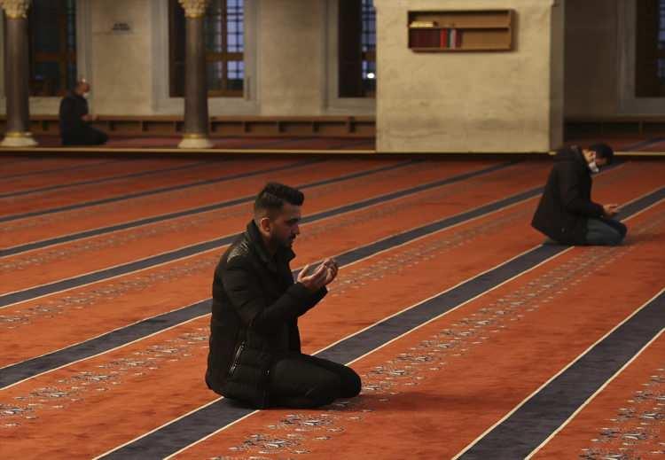 <p>Berat Kandili dolayısıyla Kocatepe Camisi'nde düzenlenen programda vatandaşlar dua edip namaz kıldı.</p>

<p> </p>
