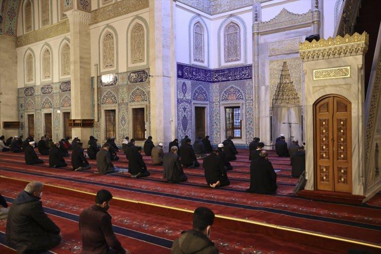 <p>Berat Kandili dolayısıyla Kocatepe Camisi'nde düzenlenen programda vatandaşlar dua edip namaz kıldı.</p>

<p> </p>
