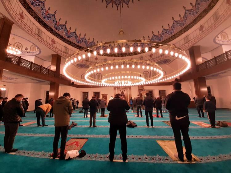 <p>Ardahan'da Berat Kandili Serhat Ulu Camisi'nde dualarla idrak edildi.</p>
<p> </p>