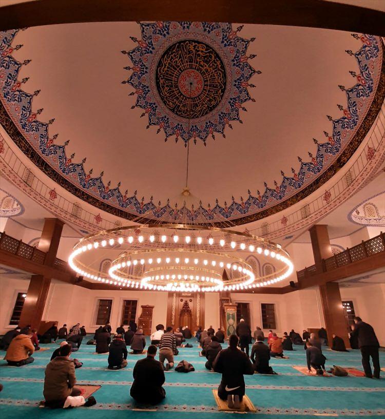 <p>Ardahan'da Berat Kandili Serhat Ulu Camisi'nde dualarla idrak edildi.</p>
<p> </p>