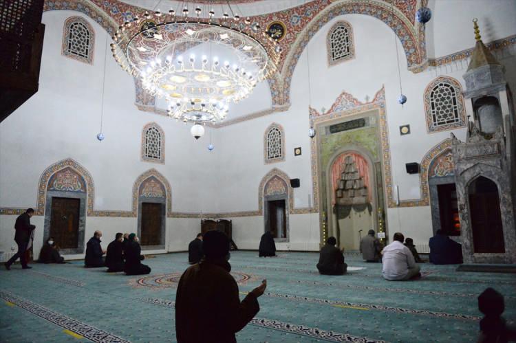 <p>Eskişehir'de vatandaşlar, Berat Kandili dolayısıyla kentteki camilerde düzenlenen programlarda Kur'an-ı Kerim okudu, dualar etti.</p>
<p> </p>