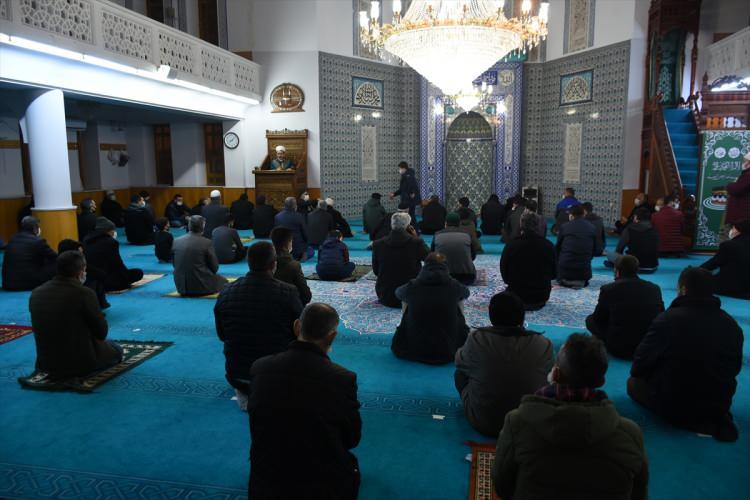 <p>Malatya'da Berat Kandili dolayısıyla yeni tip koronavirüs (Kovid-19) tedbirlerine riayet edilerek camilerde program düzenlendi.</p>
<p> </p>