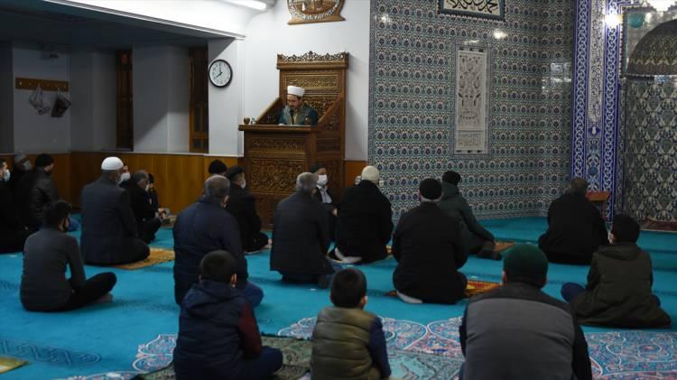 <p>Malatya'da Berat Kandili dolayısıyla yeni tip koronavirüs (Kovid-19) tedbirlerine riayet edilerek camilerde program düzenlendi.</p>
<p> </p>