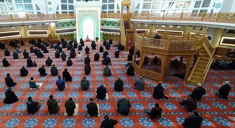 <p>Düzce'de Berat Kandili idrak edildi. Akçakoca ilçesinde, Selçuklu mimarisi tarzında inşa edilen sekizgen planlı Akçakoca Merkez Camisi'nde program düzenlendi.</p>
<p> </p>