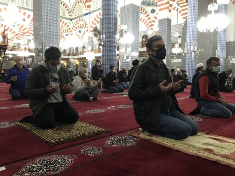 <p>Adana, Mersin, Hatay ve Osmaniye'de Berat Kandili dolayısıyla mevlit programları düzenlendi. Mersinliler, kentin en büyük ibadet merkezi olan 6 minareli Muğdat Camisi'nde gerçekleştirilen mevlit programına ilgi gösterdi.</p>
<p> </p>