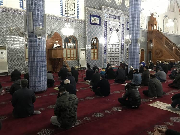 <p>Adana, Mersin, Hatay ve Osmaniye'de Berat Kandili dolayısıyla mevlit programları düzenlendi. Mersinliler, kentin en büyük ibadet merkezi olan 6 minareli Muğdat Camisi'nde gerçekleştirilen mevlit programına ilgi gösterdi.</p>
<p> </p>