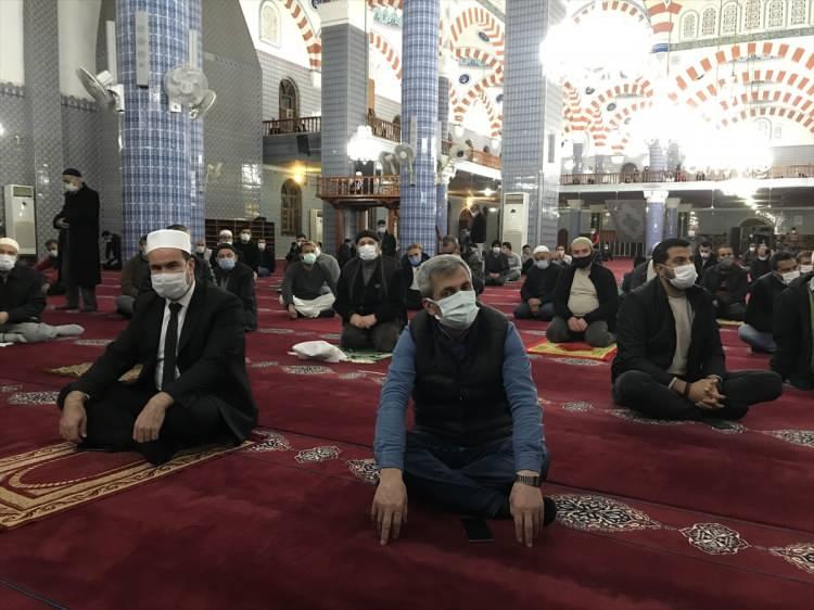 <p>Adana, Mersin, Hatay ve Osmaniye'de Berat Kandili dolayısıyla mevlit programları düzenlendi. Mersinliler, kentin en büyük ibadet merkezi olan 6 minareli Muğdat Camisi'nde gerçekleştirilen mevlit programına ilgi gösterdi.</p>
<p> </p>