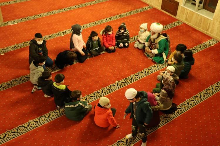 <p>Sakarya'da Berat Kandili idrak edildi. Sakarya Üniversitesi Kampüs Camisi'ne akşam namazıyla gelmeye başlayan vatandaşlar, namazın ardından okunan Kur'anı Kerim tilaveti ve mevlit dinledi. Kampüs Cami İmam Hatibi Erol Demir'in daveti üzerine camiye Nasreddin Hoca kostümü ile gelen animatör Yavuz Usta, burada çocuklarla çeşitli oyunlar oynadı.</p>
<p> </p>