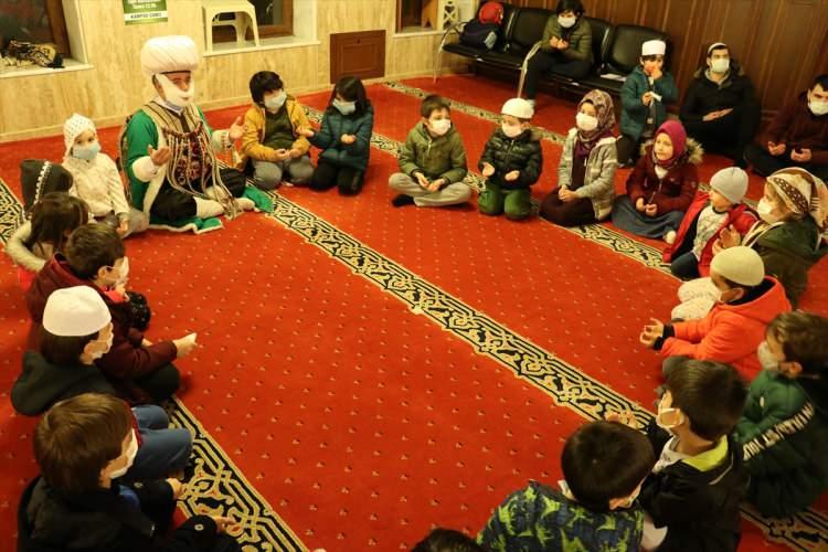 <p>Sakarya'da Berat Kandili idrak edildi. Sakarya Üniversitesi Kampüs Camisi'ne akşam namazıyla gelmeye başlayan vatandaşlar, namazın ardından okunan Kur'anı Kerim tilaveti ve mevlit dinledi. Kampüs Cami İmam Hatibi Erol Demir'in daveti üzerine camiye Nasreddin Hoca kostümü ile gelen animatör Yavuz Usta, burada çocuklarla çeşitli oyunlar oynadı.</p>
<p> </p>