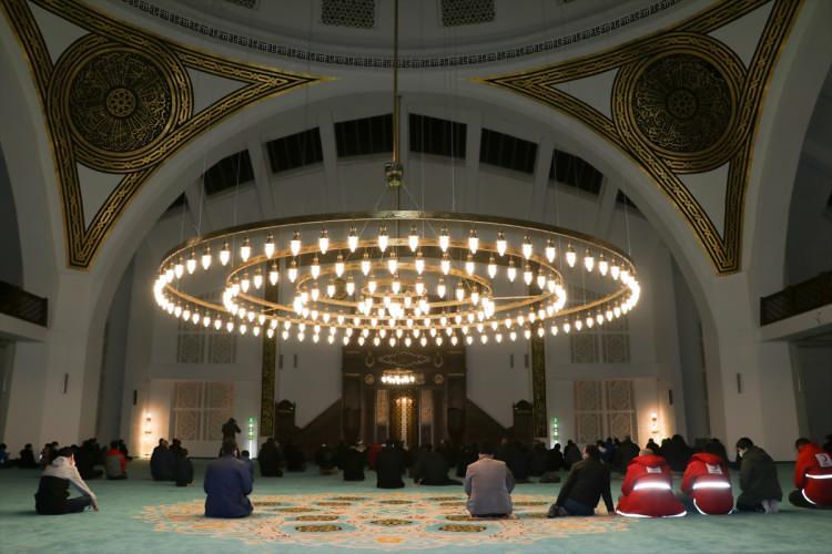 <p>Ağrı'da Berat Kandili dolayısıyla yeni tip koronavirüs (Kovid-19) tedbirlerine riayet edilerek camilerde program düzenlendi. Ağrı Ulu Cami'de dualar edilerek, yatsı namazı kılındı.</p>

<p> </p>
