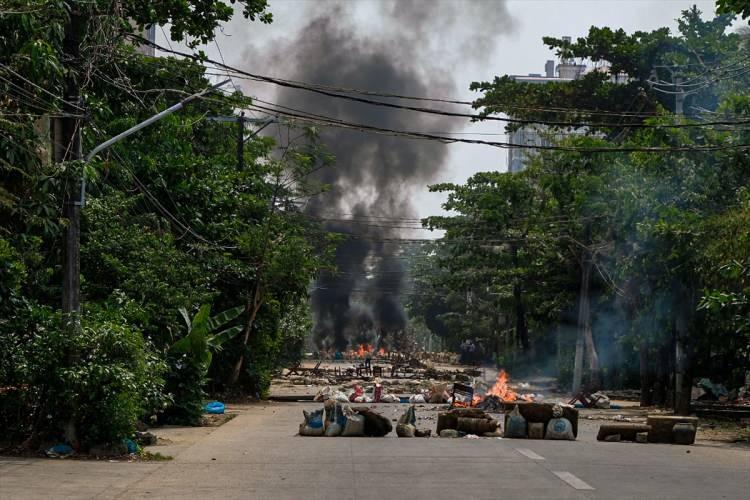 <p>Myanmar'da askeri darbe ve seçilmiş hükümet üyelerinin gözaltına alınmasına karşı düzenlenen protestolara güvenlik güçlerinin silahlı müdahalesi sonucu can kayıpları artmaya devam ediyor.</p>
