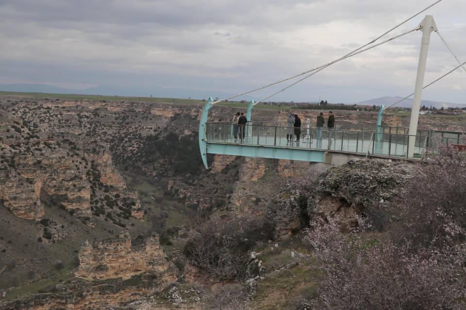 <p>Cam terastan her yıl yerli ve yabancı binlerce turisti manzarayı seyretmenin keyfini yaşıyor. Özel dizaynı sayesinde, cam terasta yürüyenler kanyonu üzerinde gezerek izleyebiliyor. </p>
