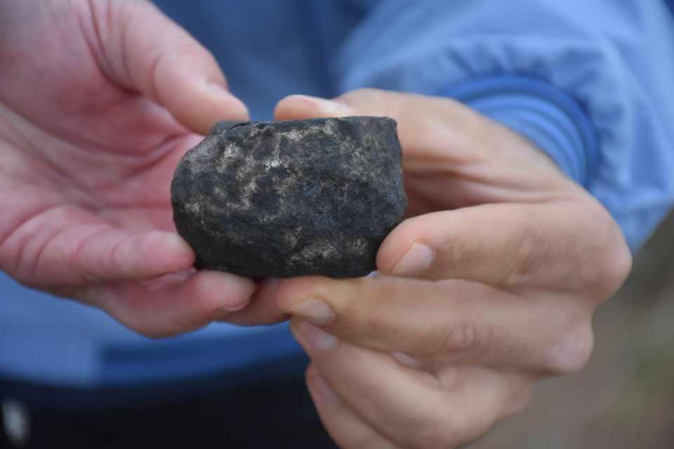 <p> Mıknatısla kontrol ettiğimiz zaman bu taşı çekmediğini gördük. Bu durum şüpheli. Yoğunluğu var. Meteoritlerin içinin, dışına göre daha parlak olur. Bu durum tutuyor. Ayrıca birçok kişi buraya meteorit diye birçok taş getiriyor. </p>