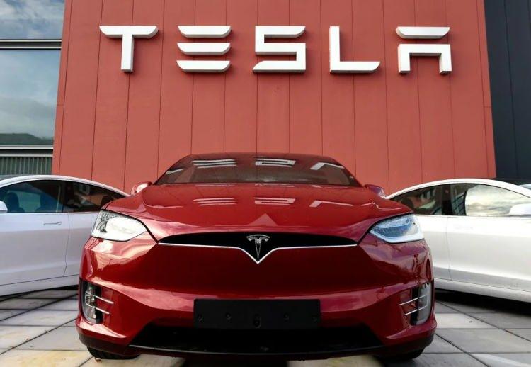 <p>Tesla ve SpaceX'in CEO'su Elon Musk, Twitter üzerinden yaptığı açıklamada, <strong>“Artık Bitcoin ile Tesla alabilirsiniz. Tesla ödemelerinde kullanılan Bitcoin başka bir para birimine dönüştürülmeyecek, Bitcoin olarak kullanılacak”</strong> dedi.</p>
