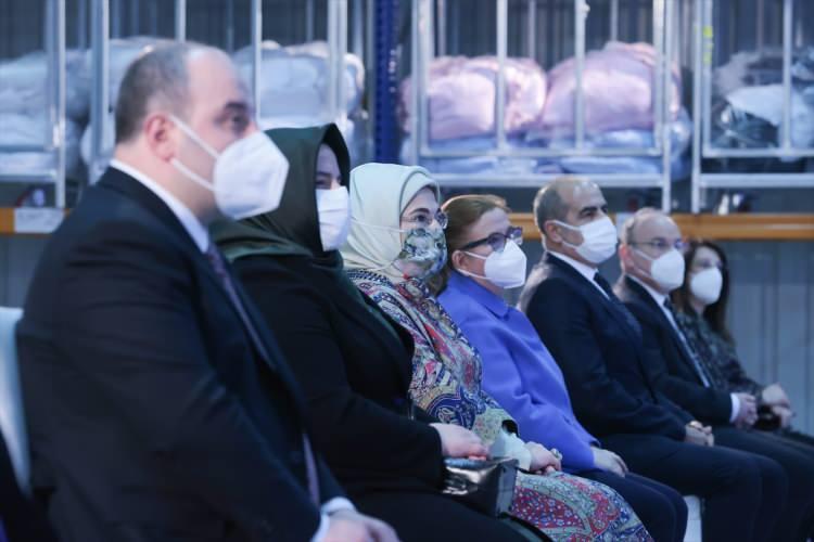 <p>Emine Erdoğan ile birlikte ziyarette bulunan Sanayi ve Teknoloji Bakanı Mustafa Varank, Ticaret Bakanı Ruhsar Pekcan ve Gençlik ve Spor Bakanı Mehmet Muharrem Kasapoğlu da yetkililerden bilgi aldılar ve bir dizi konuşma gerçekleştirdiler.</p>