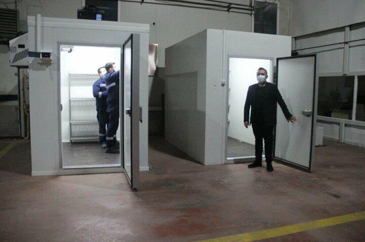 <p>Tamamladığımız ürünleri de dünyanın farklı yerlerine ulaştırıyoruz. Şu an soğutma grubunun kompresörleri hariç diğer kalan kısımların tamamı yerli üretim. Yüzde 80 yerli üretim ürünlerimiz dünyaya dağılıyor. </p>
<p> </p>