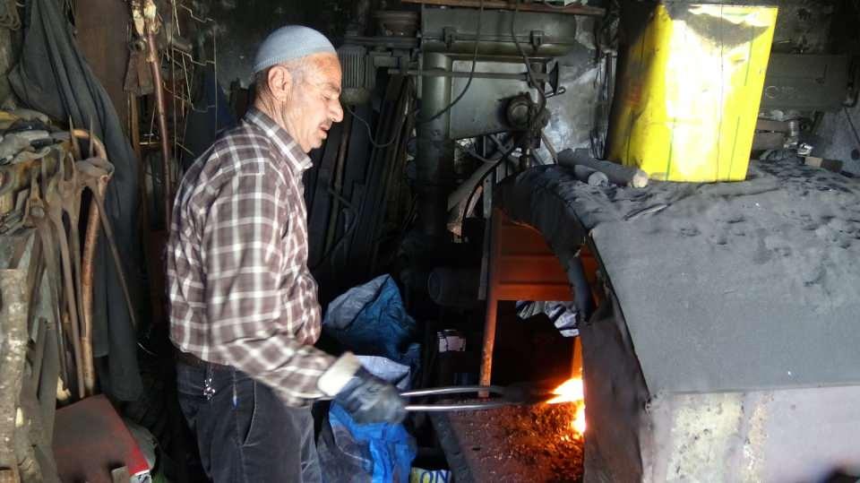 <p>Gercüş ilçesinin Bağlarbaşı Mahallesi'ndeki caddede, bileğinin gücüyle muhtelif tarım aletleri üretmeyi sürdüren Sayış, "Evde boş oturmaktansa burada çalışmayı daha çok seviyorum. </p>