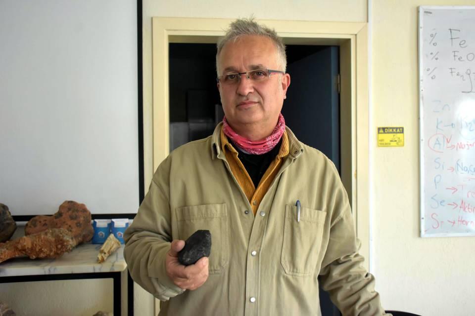 <p>İzmir'in Çiğli ilçesindeki dağlık alana gezmeye giden Ozan Hantekin ve Ufuk Çetin, buldukları yanmış taşın sırrını araştırıyor. İkilinin değerli çıkması halinde satacakları söylediği taşın göktaşı (meteorit) olup olmadığını Doç. Dr. Cüneyt Akal araştıracak.</p>