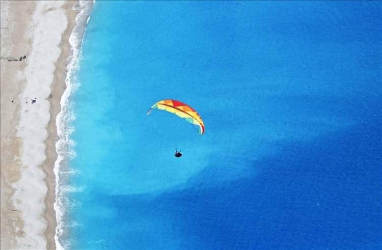 <p>Muğla'nın Fethiye ilçesindeki 1965 rakımlı Babadağ'dan kış ve bahar aylarında yapılan yamaç paraşütü uçuşları, eşsiz Ölüdeniz manzarasıyla misafirlerini unutulmaz bir yolculuğa çıkarıyor. Yamaç paraşütü pilotlarının hazırlıklarının ardından pistlerden havalanan tatilciler, karlı Babadağ ve Ölüdeniz'in etkileyici manzarasını kuş bakışı izleme fırsatı buluyor. ( Ali Rıza Akkır - Anadolu Ajansı )</p>

<p> </p>
