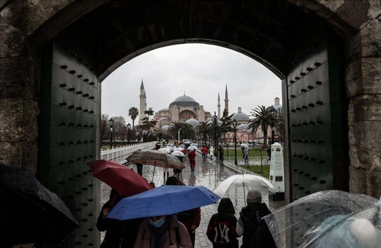 <p>İstanbul'da, yeni tip koronavirüsle (Kovid-19) mücadele kapsamında alınan sokağa çıkma kısıtlamasına genel olarak vatandaşların uyduğu, Sultanahmet Meydanı ve çevresinde kısıtlamadan muaf olan turistlerin gezdiği görüldü. ( Elif Öztürk - Anadolu Ajansı )</p>

<p> </p>
