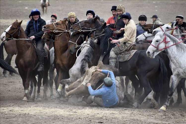 <p>Kırgızlar, milli spor olarak kabul ettiği Buzkaşı (Kökbörü) oyunu ile Nevruz Bayramını kutladı. Bişkek’de bir araya gelen Kırgız gençler, geçmişte atlı savaşçıların kendilerini diri ve zinde tutabilmek için oynadığı Kökbörü için mücadele etti. İki takıma ayrılan biniciler, 80 kiloluk buzağıyı kapmak için yarıştı. ( Guliza Urustambek Kızı - Anadolu Ajansı )</p>

<p> </p>
