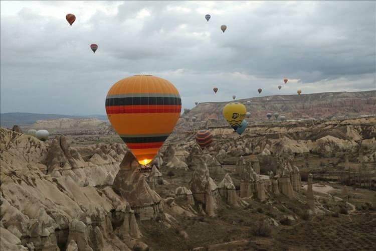 <p>Turistler, Türkiye'nin gözde turizm merkezlerinden Kapadokya'nın doğal güzelliklerle kaplı eşsiz manzarasını gökyüzünden keşfediyor. UNESCO Dünya Kültür Mirası Listesi'ndeki Kapadokya'da, sıcak hava balon turuna katılanlar, milyonlarca yıl önce oluşan doğal kaya oluşumlarını kuşbakışı izliyor. Bölgede balonlar, her gün sabahın ilk ışıklarıyla hazırlanıp peş peşe havalanıyor. ( Behçet Alkan - Anadolu Ajansı )</p>

<p> </p>
