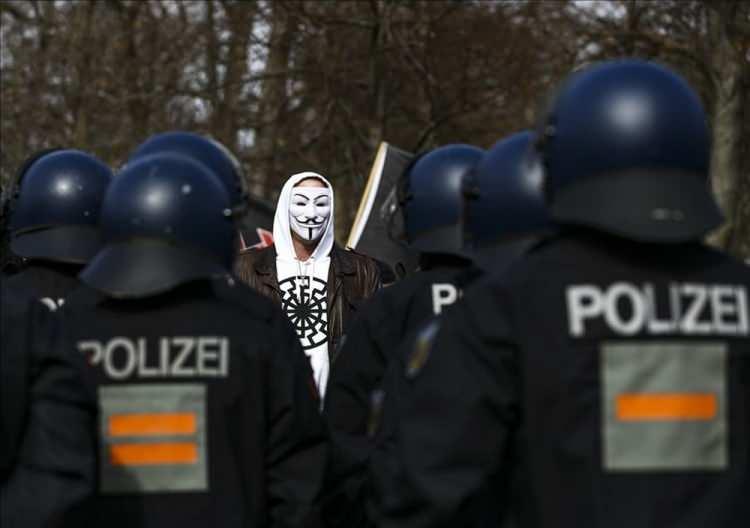 <p>Almanya’nın başkenti Berlin’de aşırı sağcılar Kovid-19 tedbirlerini protesto etti. Kent merkezindeki Brandenburg Kapısı'nın önünde toplanan 200 kişi yoğun güvenlik önlemlerinin alandan Federal Meclise doğru yürüyüşe geçti. Polis, maske ve mesafe kurallarına uyulmadığı gerekçesiyle eylemi sonlandırdı. Göstericiler daha sonra polis eşliğinde alandan çıkarıldı. Bu sırada birçok kişi gözaltına alındı. ( Abdulhamid Hoşbaş - Anadolu Ajansı )</p>

<p> </p>
