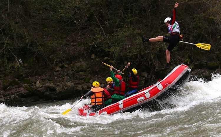 <p>Türkiye'nin önemli rafting parkurlarından birine sahip Düzce'nin Cumayeri ilçesindeki Melen Çayı'na gelen maceraseverler, rafting yaparak keyifli vakit geçirdi.Dokuzdeğirmen mevkisinde bulunan Melen Çayı, rafting yapmak isteyenlerin uğrak noktaları arasında yer alıyor.Yeni tip koronavirüs (Kovid-19) tedbirleri kapsamında 16 kilometrelik parkurda rafting yapan macera tutkunları, doğayla içe içe olmanın tadını çıkıyor. ( Ömer Ürer - Anadolu Ajansı )</p>

<p> </p>
