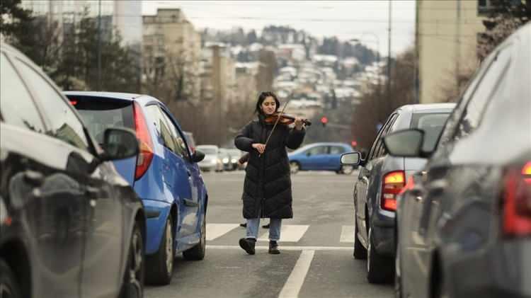 <p>Balkan ülkesi Bosna Hersek'in başkenti Saraybosna'da trafik ışıklarında kemanıyla müzik yapan Perulu Qori Bechet (fotoğrafta), bir yıldır süren yolculuğunu Türkiye'yi de gezerek sonlandırmanın hayalini kuruyor. Şehrin kalabalık bölgelerindeki trafik ışıklarında kemanıyla kulakların pasını silen Perulu sokak müzisyeni, hem ışıklarda bekleyen insanların keyifli vakit geçirmelerini sağlıyor hem de onlardan aldığı bahşişlerle nihai hedefi Türkiye olan turunu sürdürmek için gerekli parayı topluyor. ( Samır Jordamovıc - Anadolu Ajansı )</p>

<p> </p>
