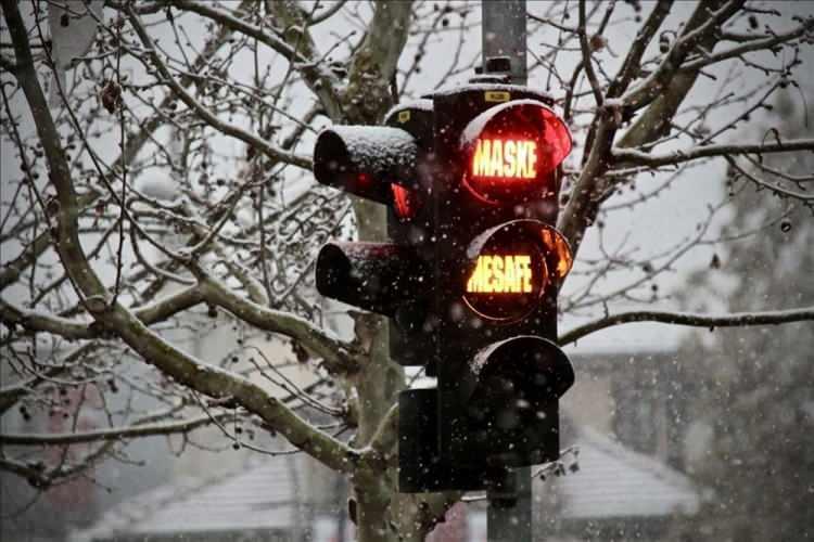 <p>Konya'da gece saatlerinde başlayan ve gün içinde etkili olan kar, cadde ve sokakları beyaz örtüyle kapladı. Konya'da dün sağanak, yerini gece saatlerinde kara bıraktı. Şehirde yaşayanlar, sabah saatlerinde beyaz örtüyle karşılaştı. Gün içinde eriyen kar, akşam saatlerinde yeniden etkisini artırdı. ( Havva Dereağzı - Anadolu Ajansı</p>

<p> </p>
