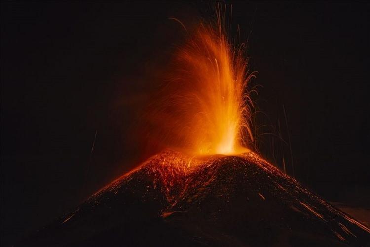 <p>İtalya'nın güneyindeki aktif yanardağlardan Etna, bir kez daha lav ve kül püskürttü. Sicilya Adası'ndaki 3 bin 326 metre yüksekliğindeki Etna Yanardağı'nda 16 Şubat'tan bu yana devam eden hareketliliğe bugün yenisi eklendi. ( Salvatore Allegra - Anadolu Ajansı )</p>

<p> </p>
