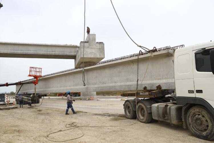 <p>Son olarak D-550 Havsa-Uzunköprü kara yolunun Kuzucu köyü mevkisinde demir yolu köprüsü kurulum çalışmalarını yürüten ekipler, tünel, menfez ve diğer köprülerin yapım işlerini de eş zamanlı sürdürüyor.</p>

<p> </p>
