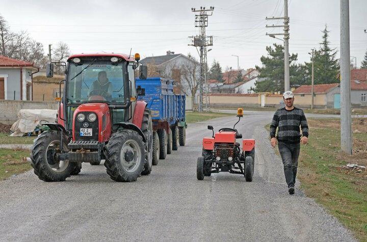 <p>Yaklaşık 1 yılda fırsat buldukça atölyesinde topladığı parçaları bir araya getiren Karabaş, saatte 50 kilometreye ulaşabilen mini traktörüyle büyük römorkları ve su tankerini çekiyor.</p>