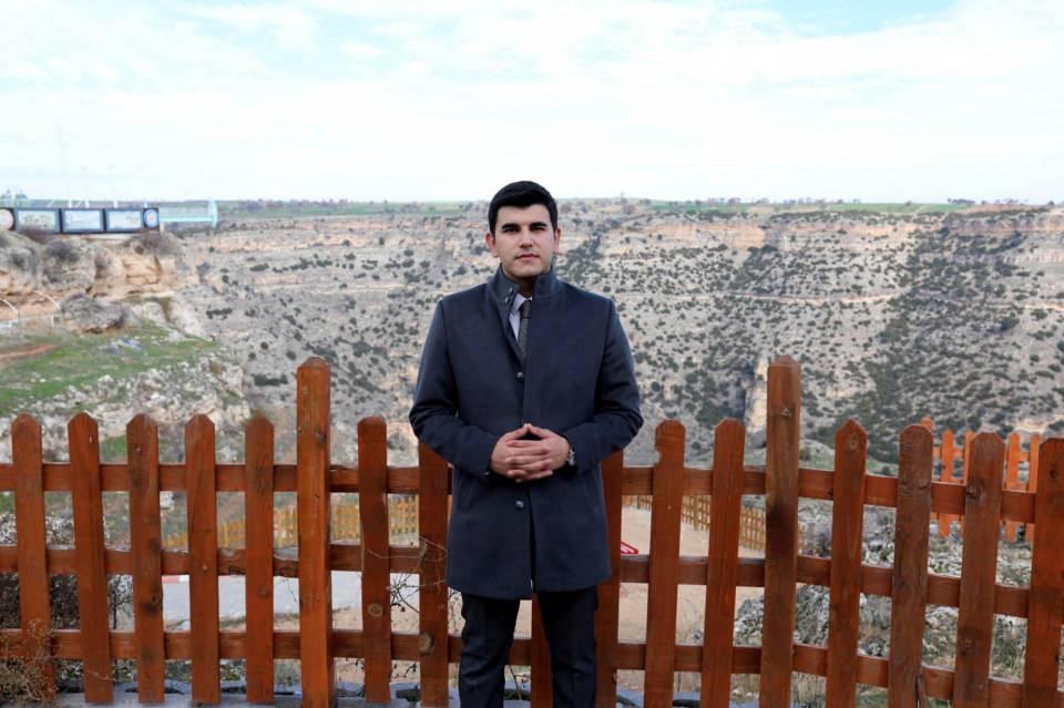 <p>Manisa'dan gelen Hatice Özgül ise, "Kanyonu çok merak ediyordum. İlk kez geldim. Çok güzel. Beğendik ama cam teras üzerinde ilk kez yürümek korkutuyor. Ayaklarınız altında muhteşem bir manzara var. Önce korktuk ama daha sonra alıştık" dedi. </p>
<p> </p>