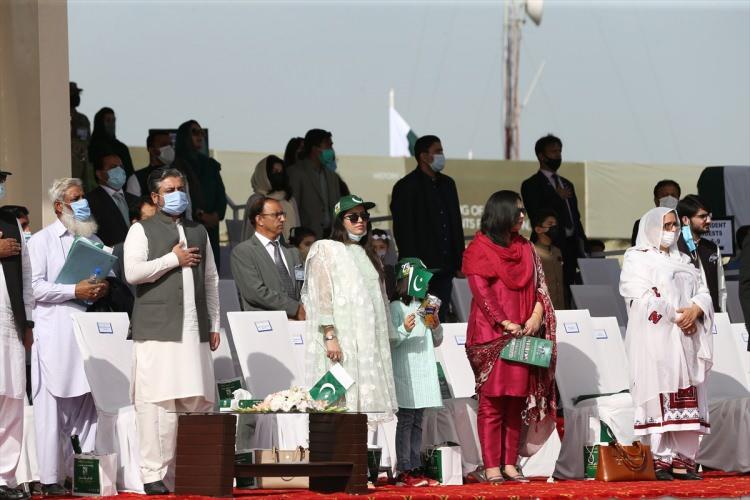 <p>Başkent İslamabad'da düzenlenen geçit törenine, Pakistan Cumhurbaşkanı Arif Alvi, Kara Kuvvetleri Komutanı Kamar Cavid Bacva, bakan ve milletvekilleri, yabancı misyonların temsilcileri ve vatandaşlar katıldı.</p>
