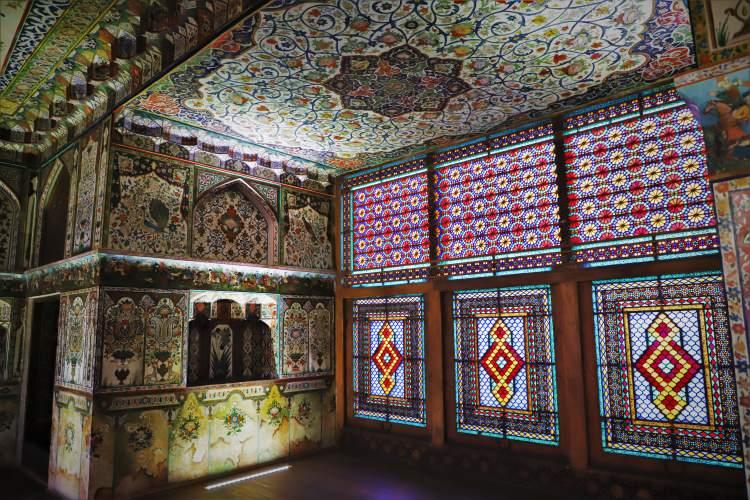 <p>Azerbaycan'ın tarihi ve doğal güzellikleriyle ünlü Şeki şehrindeki Han Sarayı turistlerin en fazla ziyaret ettiği yapıtların başında geliyor. Azerbaycan Orta Çağ mimarisinin önemli eserleri arasında gösterilen, UNESCO tarafından 2019'da Dünya Kültür Mirası Listesi'ne alınan Şeki Han Sarayı, doğa ve tarihin iç içe geçtiği bir mekan olarak, görenleri kendine hayran bırakıyor. </p>

<p> </p>
