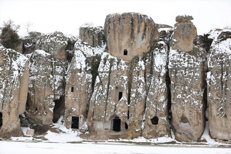 <p>Meram ilçesi Gökyurt Mahallesi sınırı içinde, Kapadokya'daki gibi lav yığılmalarıyla meydana gelen volkanik arazi üzerine kurulu Kilistra, tarihi ve coğrafi güzelliğinin yanı sıra kar yağışıyla da ziyaretçilerine görsel şölen sunuyor.</p>
