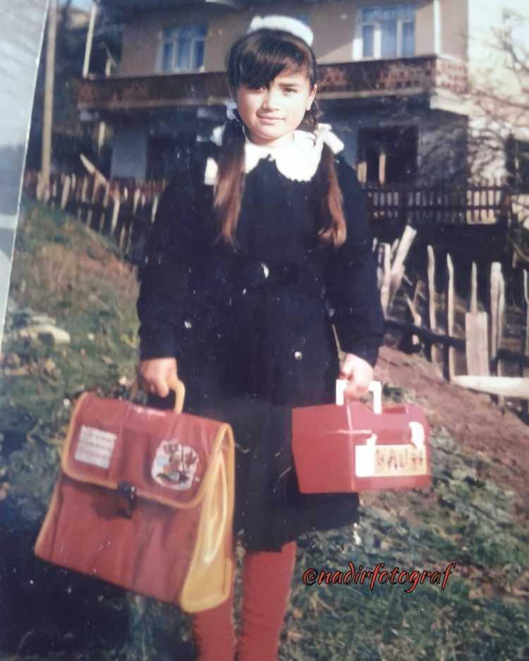 <p>Ereğli Tepeören köyü'nde bir ilkokul öğrencisi. Zonguldak 1989</p>

<p> </p>
