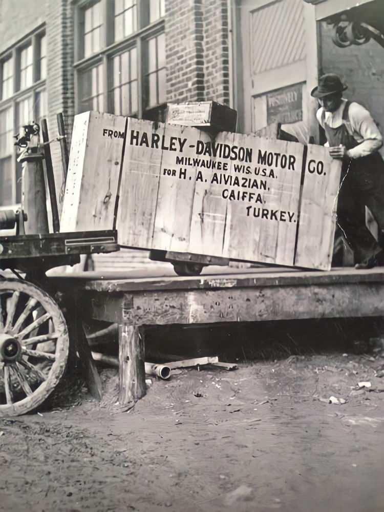 <p>Osmanlıya gönderilen ilk Harley Davidson. ABD 1917</p>

<p> </p>

