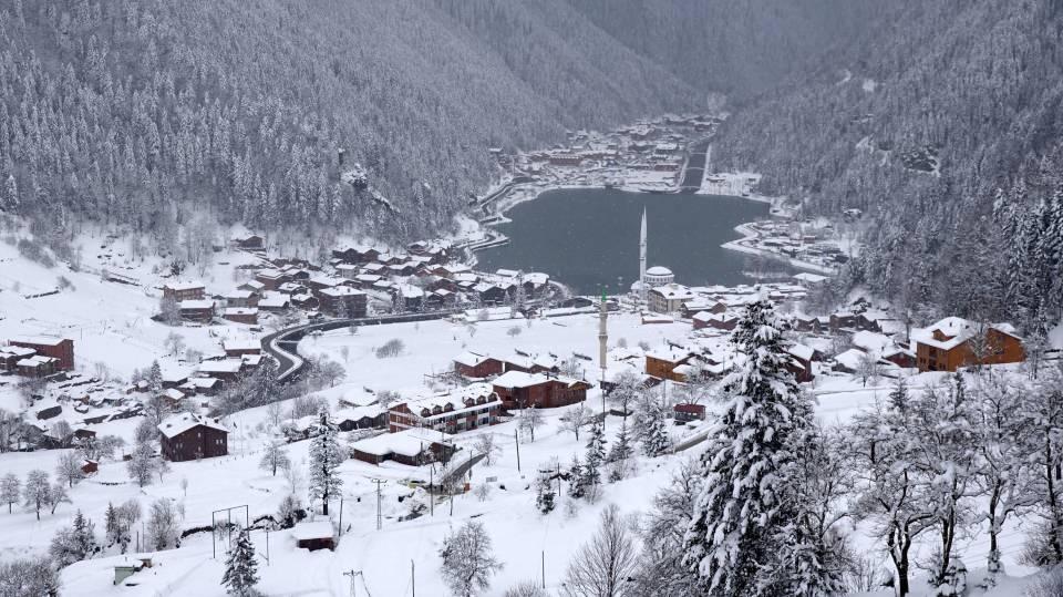 <p>Trabzon'da dünyaca ünlü turizm merkezi Uzungöl, yağan karla beyaza büründü, kartpostallık görüntüler oluştu. </p>
