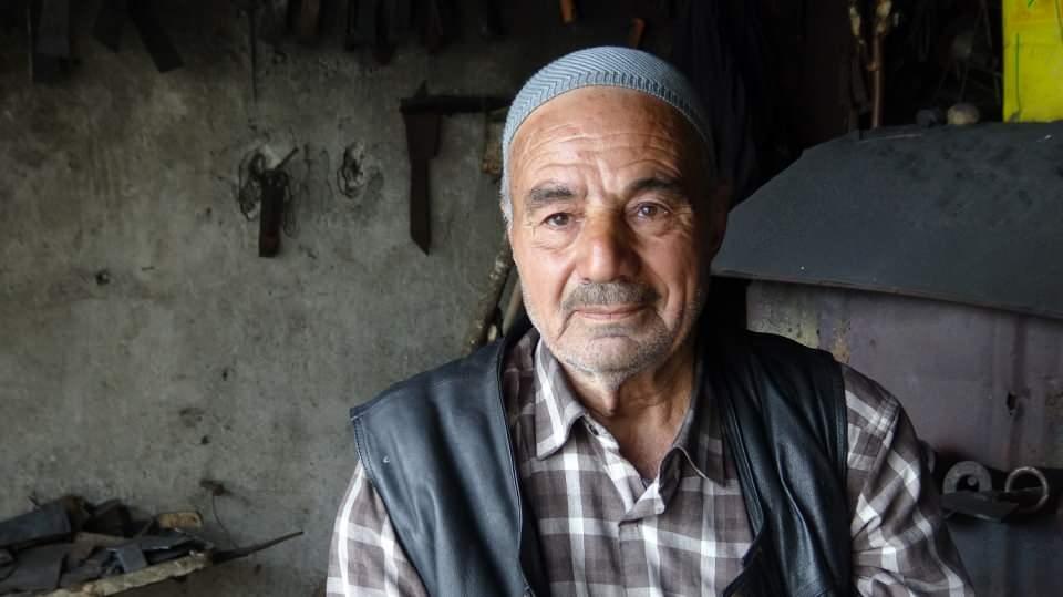 <p>Teknoloji ilerledikçe bu iş ölüyor. Mesleğin son temsilcilerinden biriyim. Yetiştirecek çırak da bulamıyoruz. Ben de gücüm yettiğince demire çekiç sallamaya devam edeceğim" diye konuştu.</p>
<p> </p>