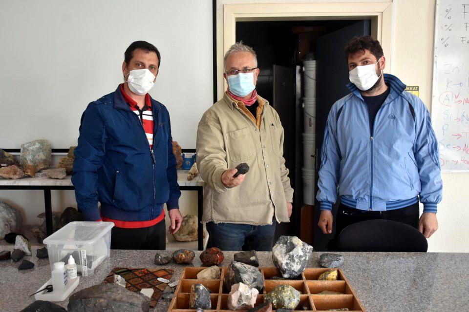 <p>Evka- 2 Mahallesi'ndeki dağlık alanda yürüyüşe çıkan belediyede taşeron işçi olarak çalışan Ozan Hantekin ile iş arkadaşı Ufuk Çetin, değişik olduğunu fark ettikleri taşı alıp, internette araştırma yaptı. </p>

<p> </p>
