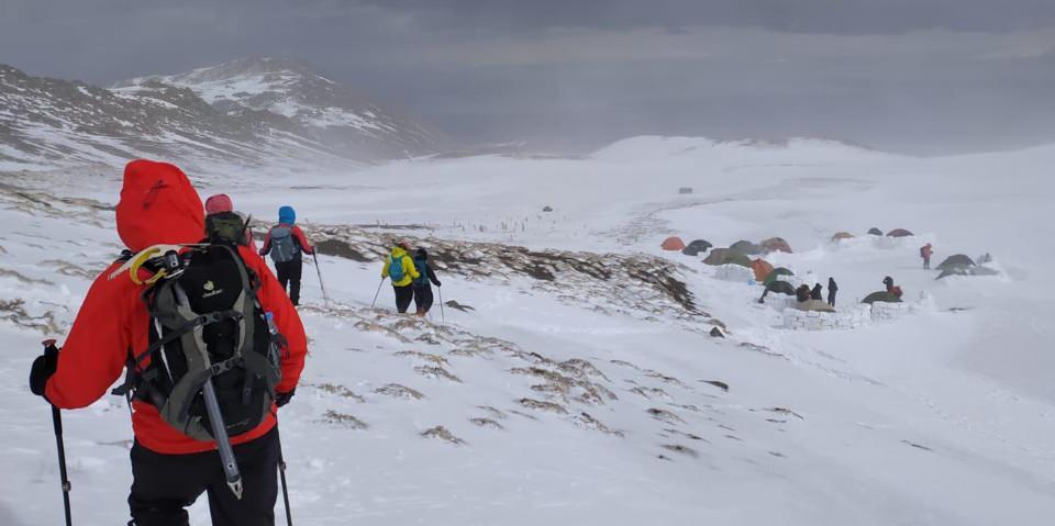 <p>Hava sıcaklığının sıfırın altında 20 dereceye kadar düşmesi ve hızı saatte 90 kilometreyi bulan fırtına nedeniyle tırmanışa katılan bazı dağcıların sakal ve bıyıkları buz tuttu.</p>

