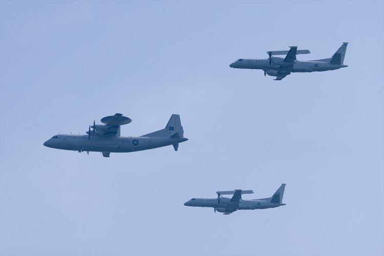 <p>Helikopterler ve savaş uçakları da tören alanını uçarak geçti.</p>
